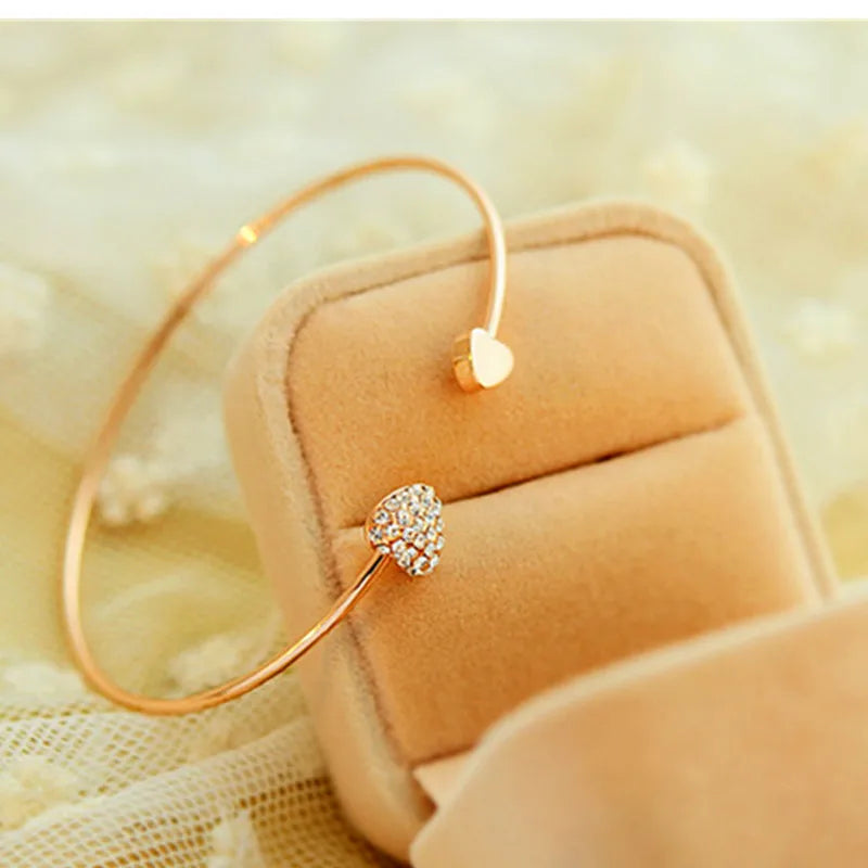 Bracciale regolabile in cristallo con doppio cuore e papillon