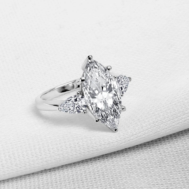 Bague de Mariage et de Fiançailles à Trois Pierres en Argent avec Saphir Blanc Marquise et Diamant Sona