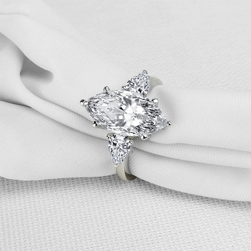 Bague de Mariage et de Fiançailles à Trois Pierres en Argent avec Saphir Blanc Marquise et Diamant Sona