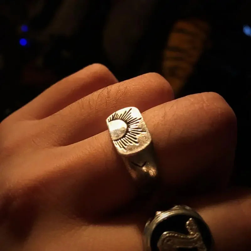 Bagues Soleil Gravées Vintage EternalBond - Bijoux de Rue Punk pour Hommes