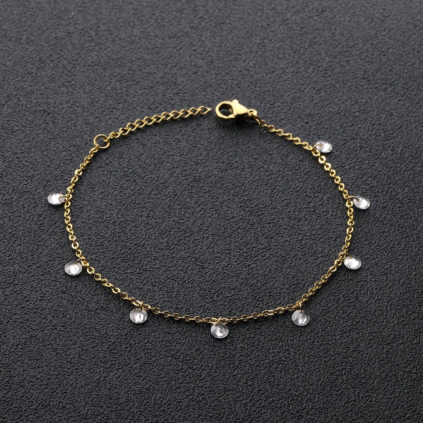 Éclat Éternel : Bracelet Charme en Acier Inoxydable et Zircons Cubiques