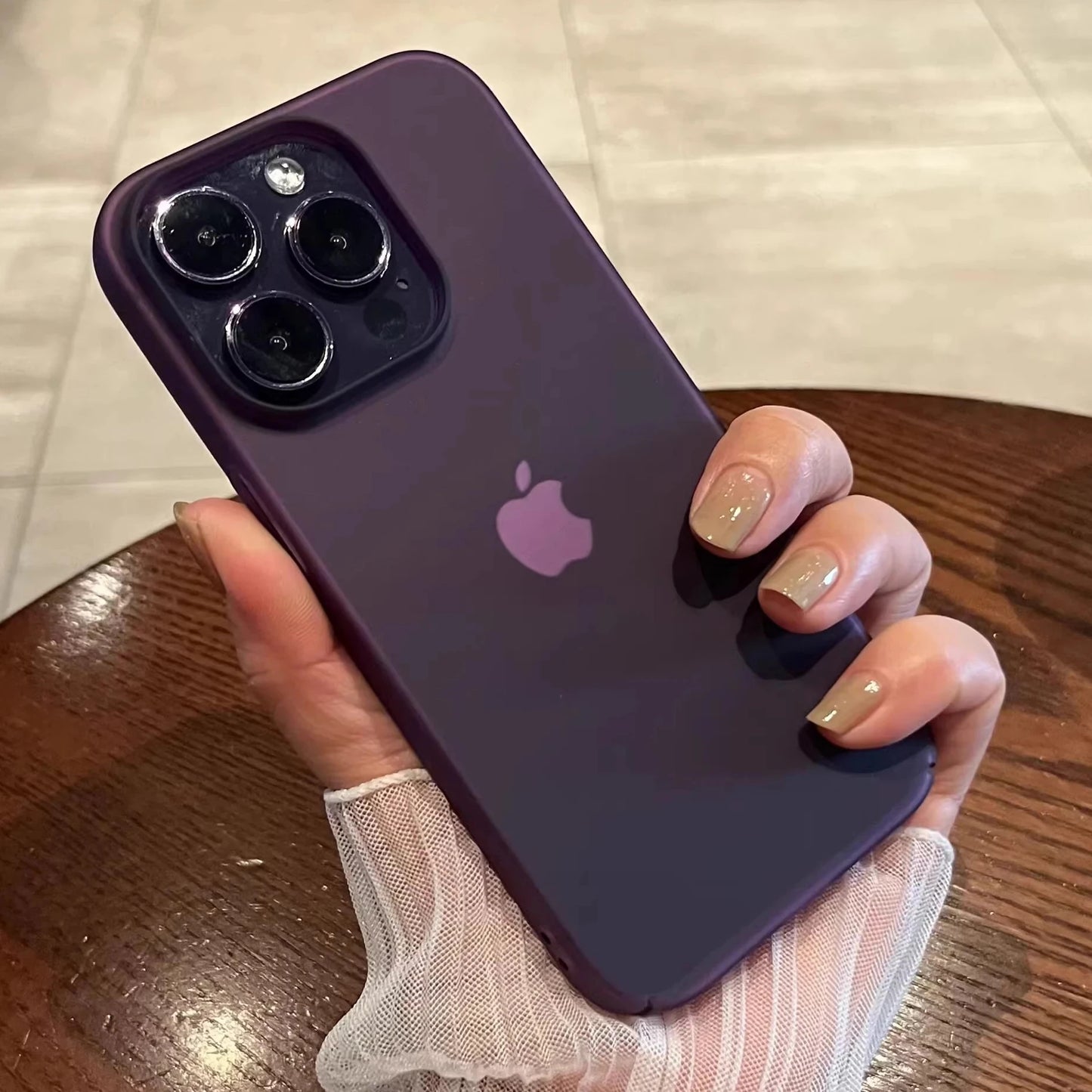 oque Translucide Ultra-Mince en PC Mat pour iPhone - Protection Légère et Élégante