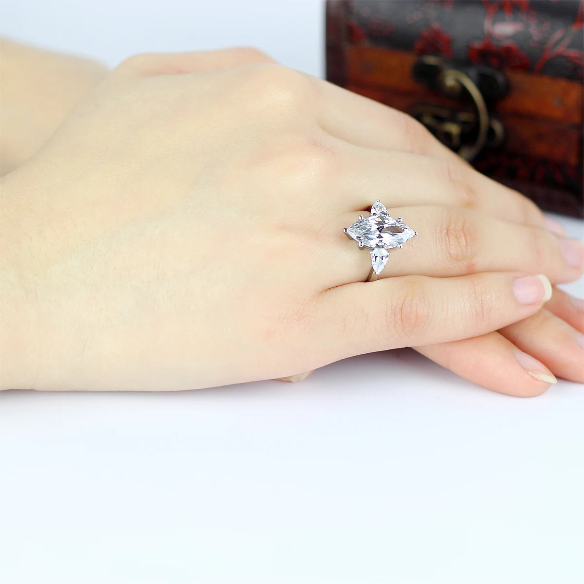 Bague de Mariage et de Fiançailles à Trois Pierres en Argent avec Saphir Blanc Marquise et Diamant Sona