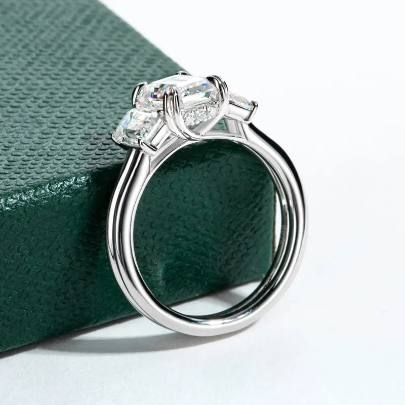 Bague de Fiançailles à Trois Pierres Toutes en Moissanite de Coupe Emeraude en Argent