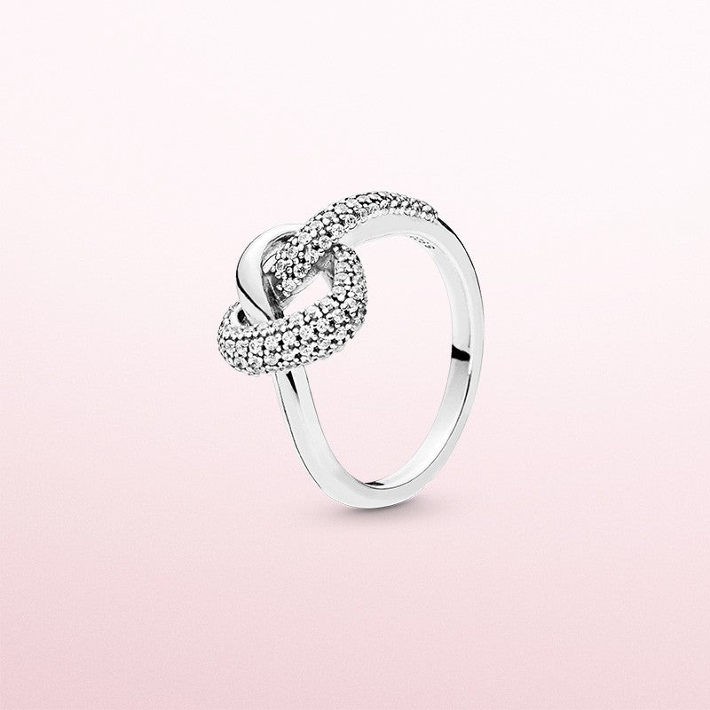 Anello con nodo a cuore con diamante