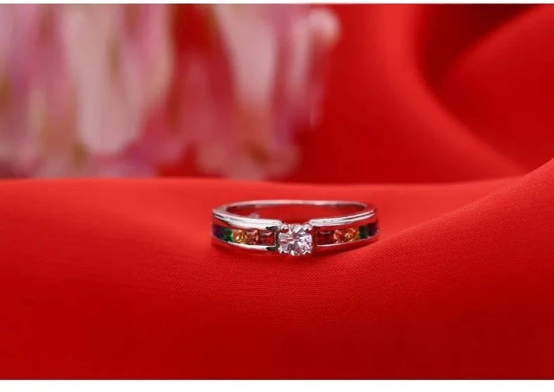 Anello di fidanzamento colorato con zirconi cubici