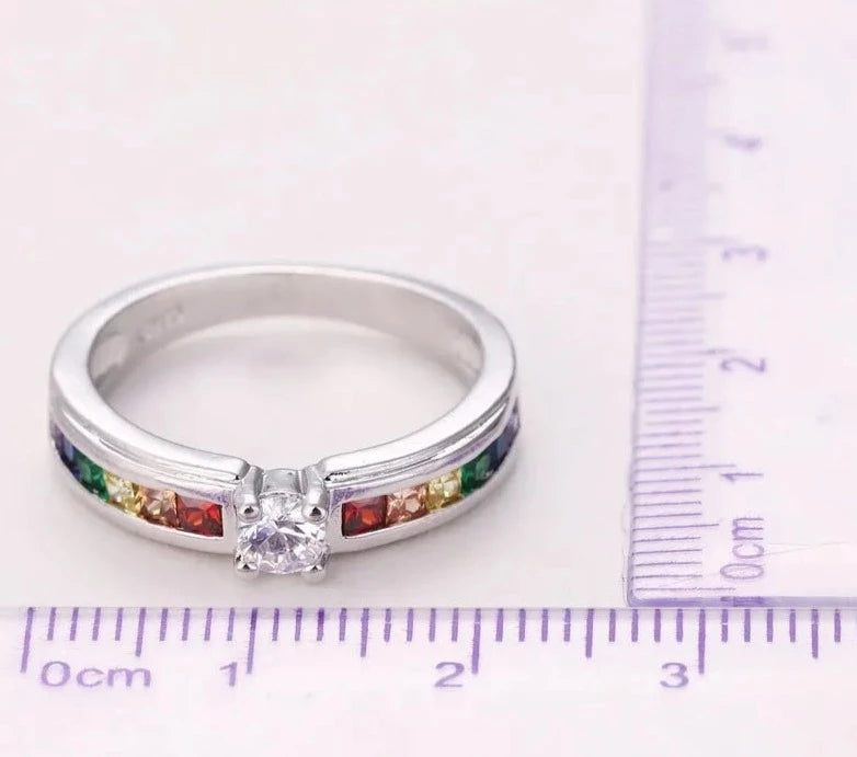 Anello di fidanzamento colorato con zirconi cubici