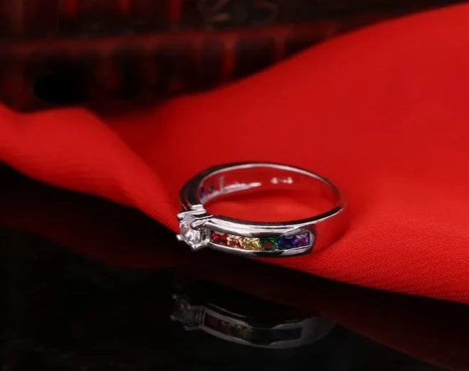 Anello di fidanzamento colorato con zirconi cubici