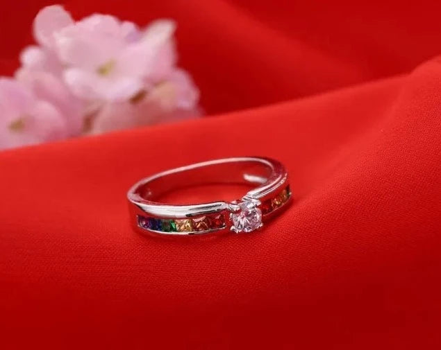 Anello di fidanzamento colorato con zirconi cubici