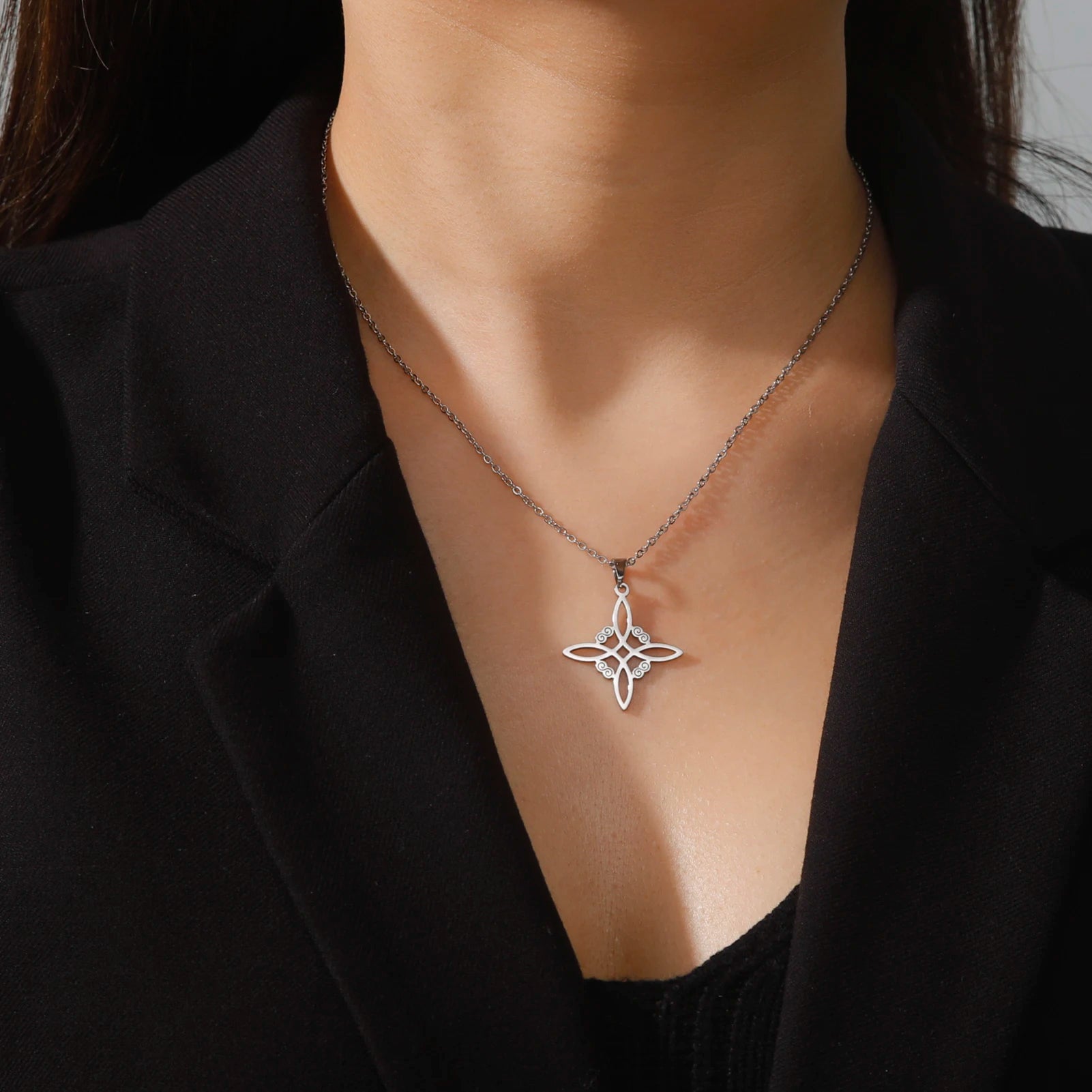 Collier Nœud de Sorcière en Acier Inoxydable