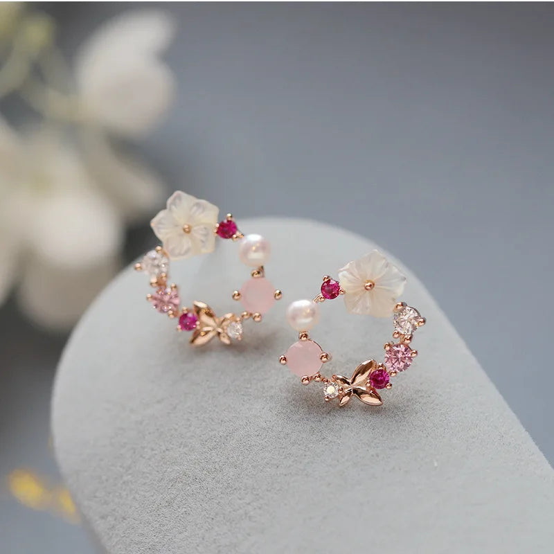 Boucles d'oreilles créoles en forme de fleur cristal rose et papillon perle