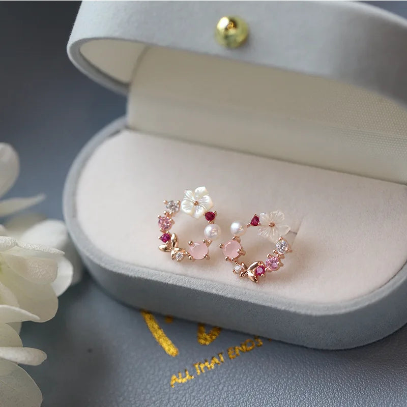 Boucles d'oreilles créoles en forme de fleur cristal rose et papillon perle