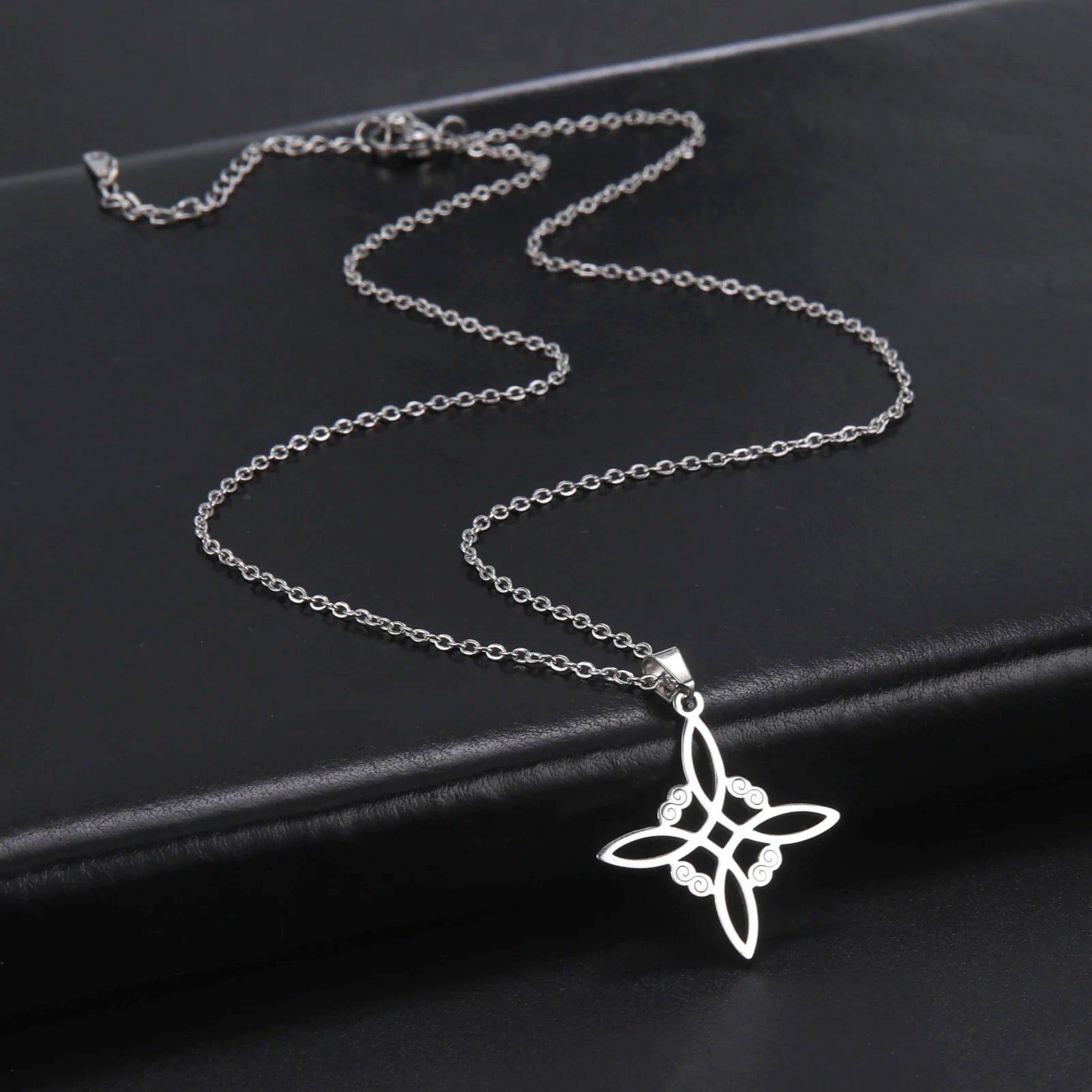 Collier Nœud de Sorcière en Acier Inoxydable