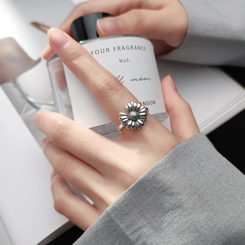 Collection daisy flower ring and matching earings