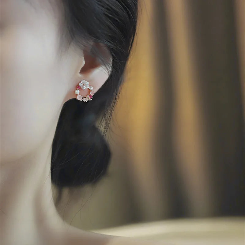 Boucles d'oreilles créoles en forme de fleur cristal rose et papillon perle